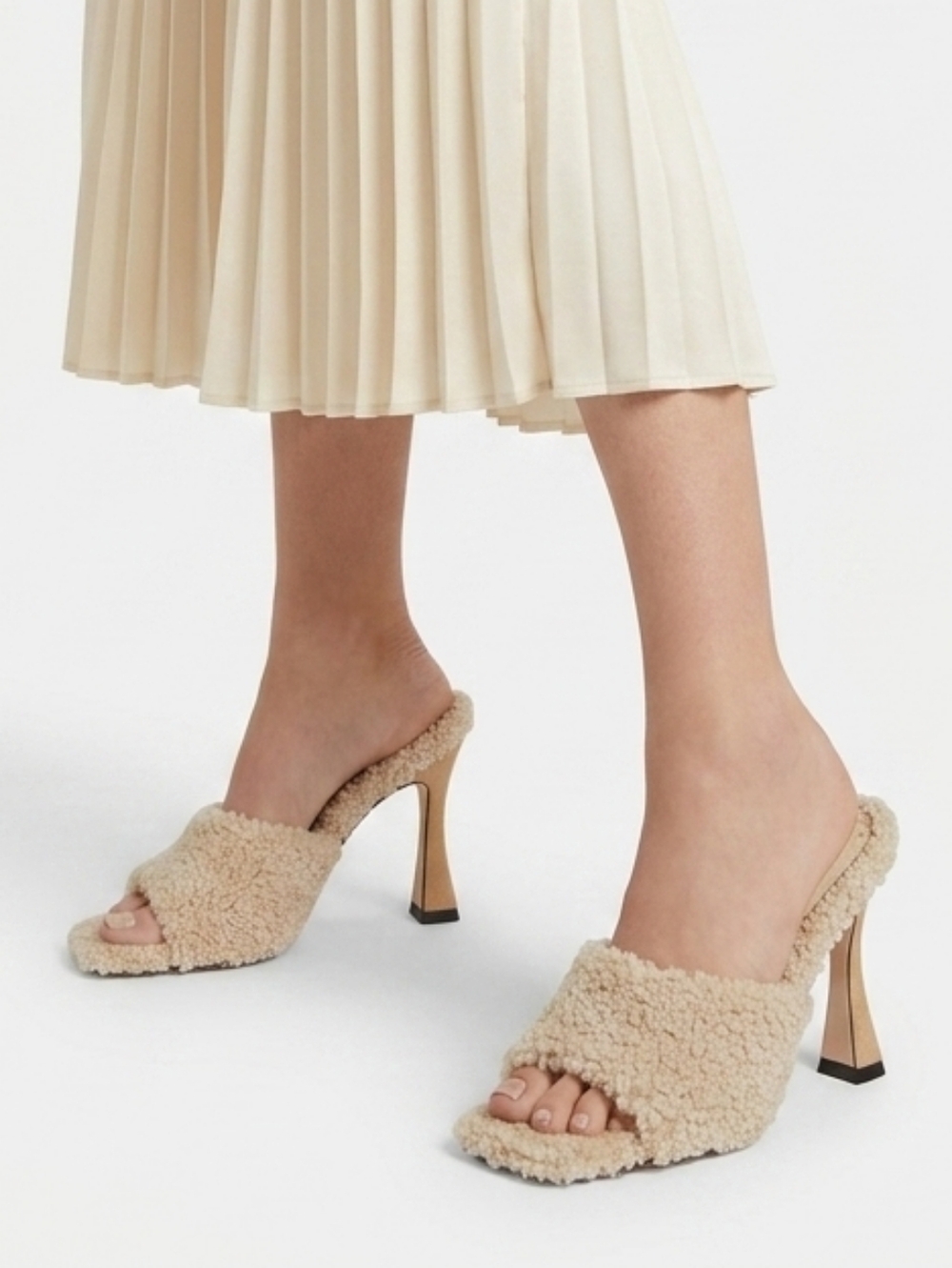 Good American Standout Square Toe Mule Sandal In Cream Sherpa Size 6.5